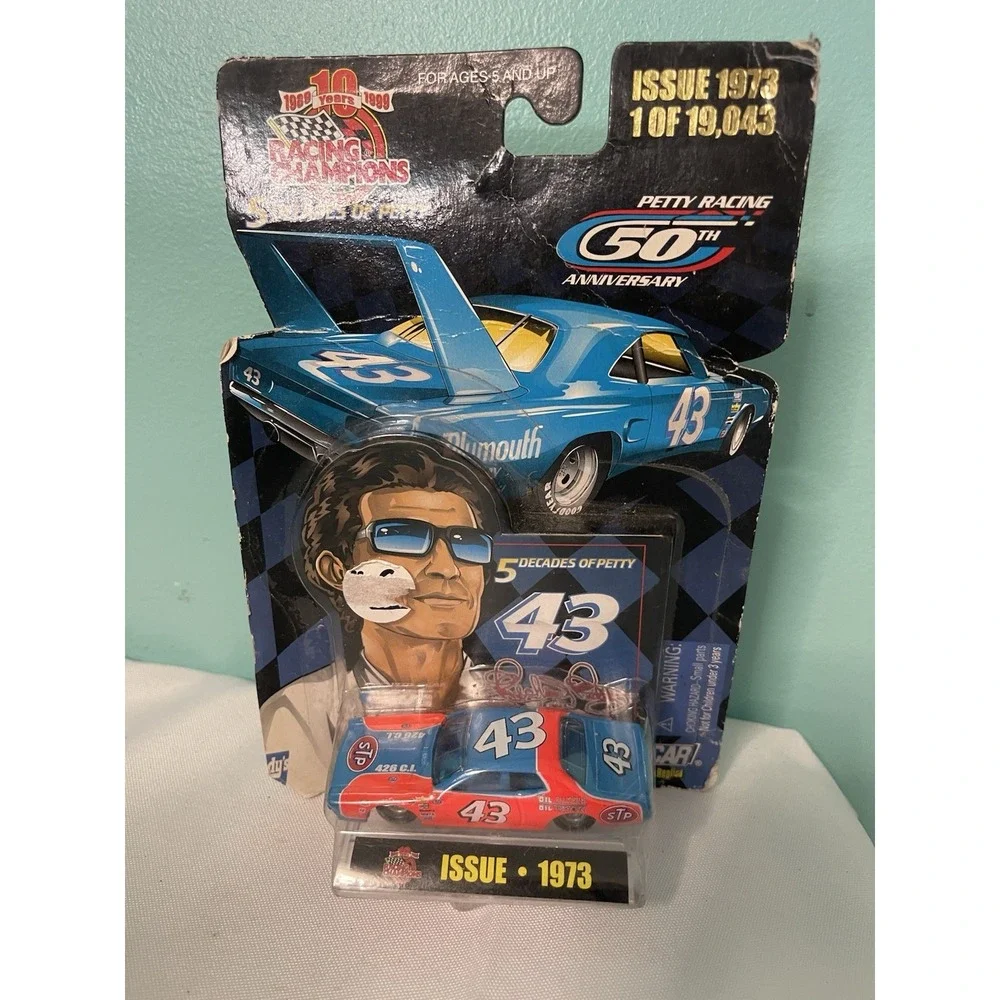1/64 RACING CHAMPIONS‎ RICHARD PETTY STP 5 DECADES OF PETTY 1972 CHAMPION Bin-W
